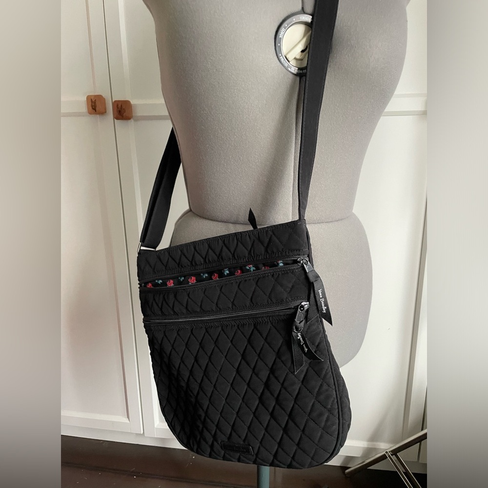 Vera Bradley black quilted crossbody bag with red rose pattern inside - Picture 3 of 4